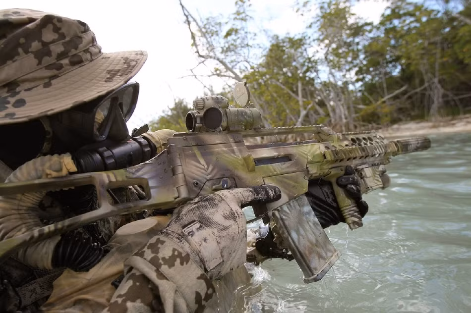 Tuy nhiên với bộ quân phục nguỵ trang đặc dụng này kèm theo kỹ năng lẩn tránh thượng thừa, lính đặc nhiệm Thuỷ quân Lục chiến Đức có thể dễ dàng lẻn vào bờ mà không bị địch phát giác. Nguồn ảnh: Sina.