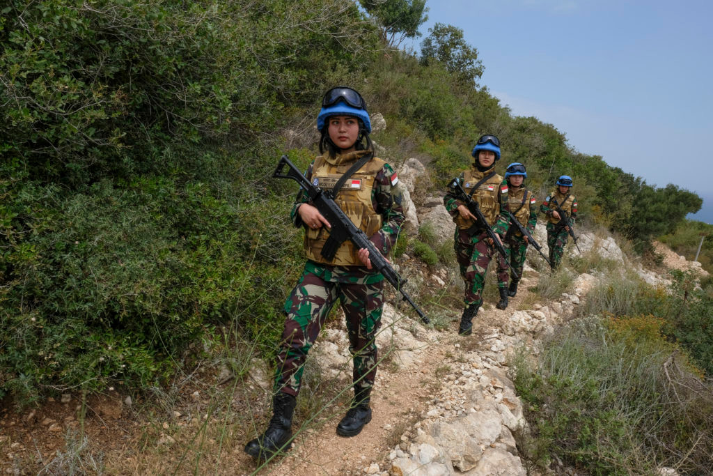Phần lớn những người phụ nữ Indonesia gia nhập quân đội và phục vụ lực lượng Gìn giữ Hoà bình đều theo đạo Hồi và họ đã phải vượt qua rất nhiều khó khăn, định kiến để có thể thực hiện được nhiệm vụ cao cả này. Nguồn ảnh: Jarkatapost.