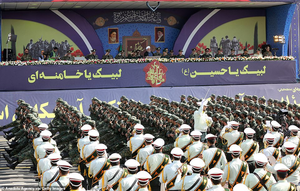 Ngoài ra, cuộc diễu binh cũng có sự tham gia của hàng nghìn binh lính với vũ trang đầy đủ, sẵn sàng quyết tử để bảo vệ Quốc gia Hồi giáo này. Nguồn ảnh: Dailymail.