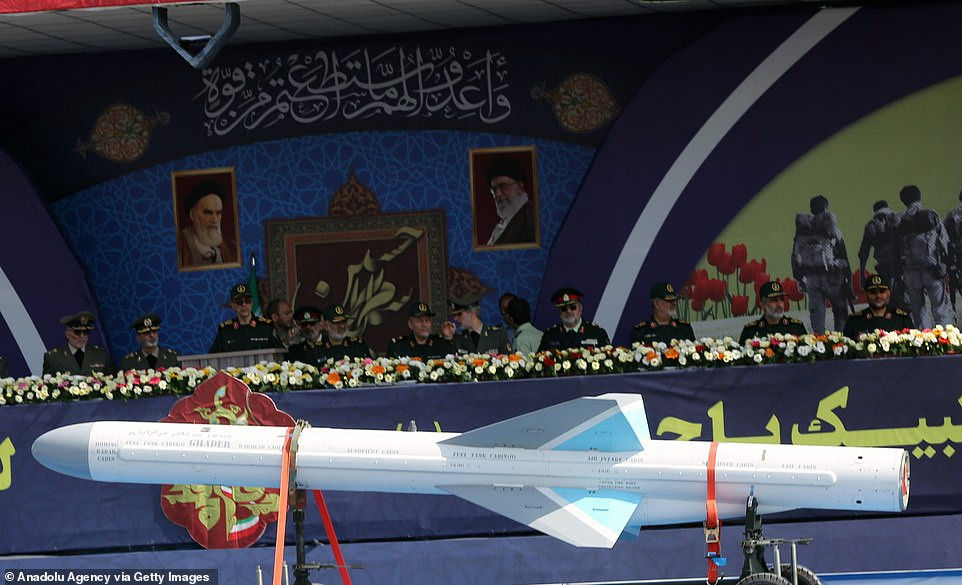 Cuộc duyệt binh diễn ra trong bối cảnh phương Tây đang cáo buộc Iran đứng sau vụ tấn công của phiến quân Houthi từ Yemen vào Saudi Arabia. Nguồn ảnh: Dailymail.