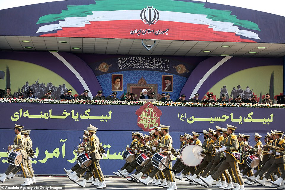 Đội quân nhạc của Quân đội Hồi giáo Iran tiến qua lễ đài trong cuộc duyệt binh. Nguồn ảnh: Dailymail.