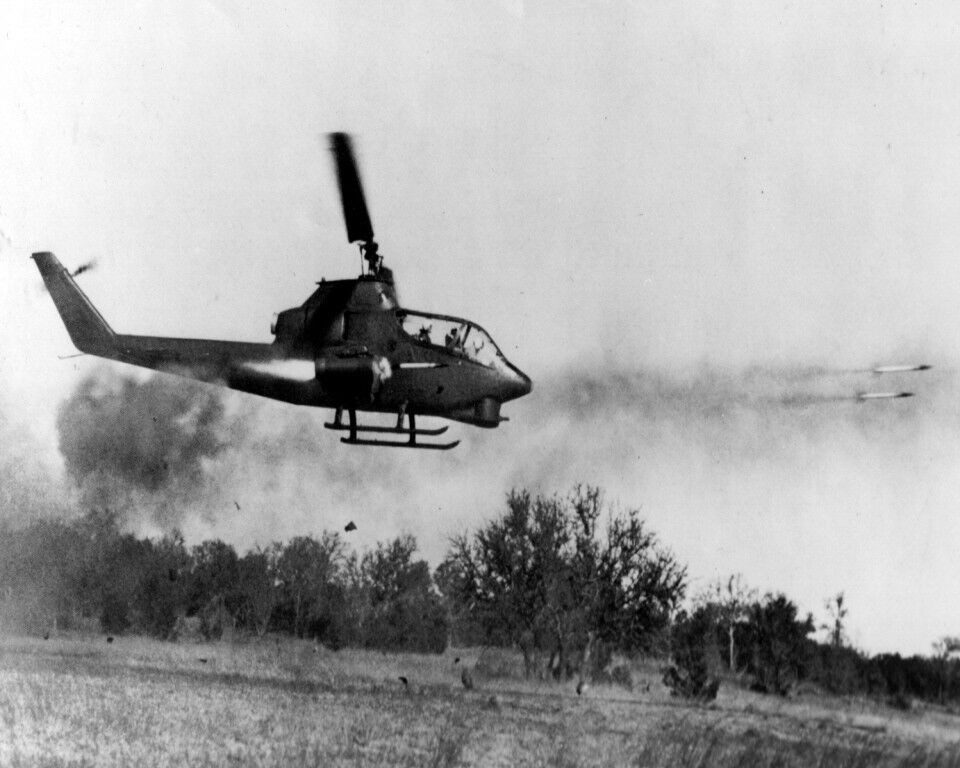 Cấu hình thường thấy của AH-1 Cobra bao gồm 2 khẩu 6 nòng M134 minigun với cơ số đạn 4000 viên hoặc 2 khẩu phóng lựu M129 với cơ số đạn 300 viên được đặt ở dưới mũi. Dàn vũ khí dưới mũi sẽ do sĩ quan điều khiển hoả lực ngồi phía trước máy bay phụ trách. Nguồn ảnh: Pinterest.