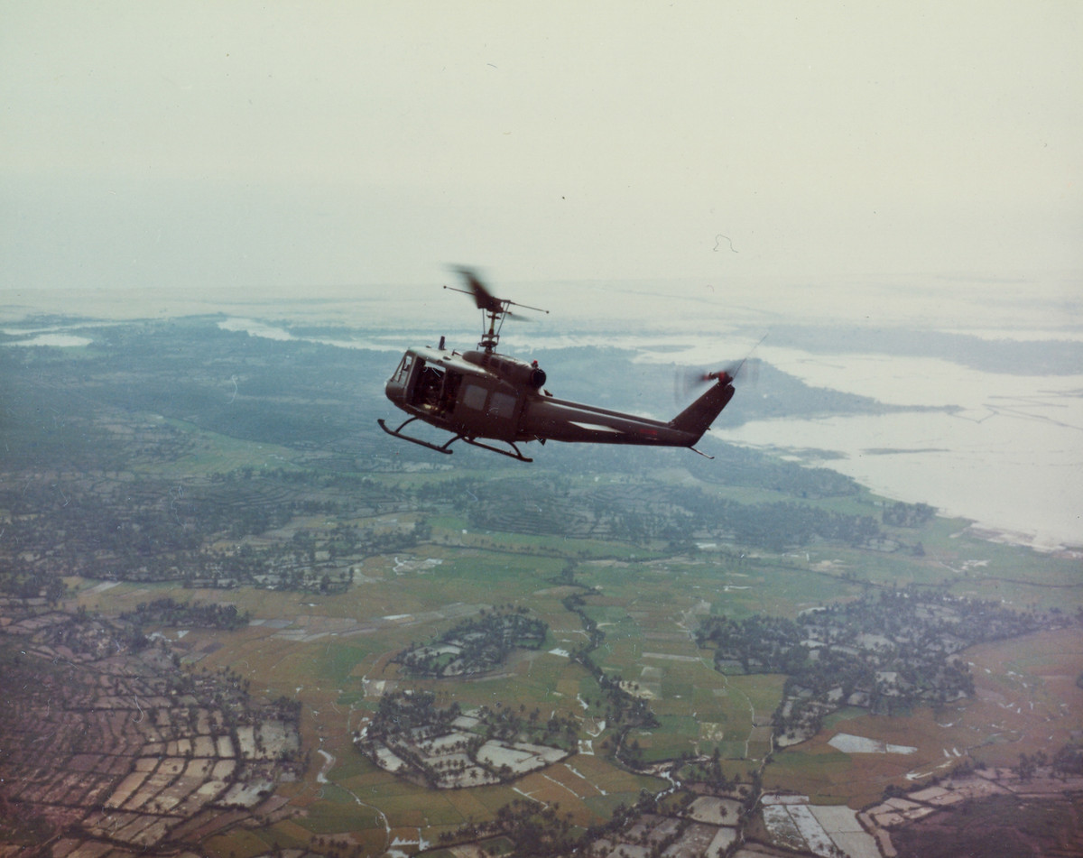 Tiếp đến là cấu hình đa nhiệm với mỗi bên máy bay 1 khẩu súng máy 6 nòng M134 Minigun với tốc độ bắn được giới hạn lại còn 3000 viên mỗi phút kèm theo cơ số đạn 4000 viên mỗi khẩu để cung cấp hoả lực áp chế cực mạnh với mục tiêu bộ binh. Nguồn ảnh: Pinterest.