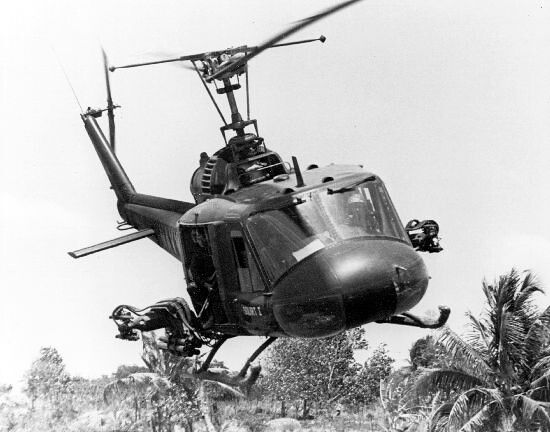 Cấu hình vũ khí thứ hai có tên gọi M5 bao gồm một bệ pháo xiay đặt ngay dưới mũ máy bay cung cấp hoả lực 40mm M75 như trên trực thăng Cobra với dự trữ đạn 350 viên và bán kính sát thương 15 mét. Nguồn ảnh: Pinterest.