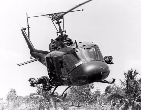 Cấu hình vũ khí thứ hai có tên gọi M5 bao gồm một bệ pháo xiay đặt ngay dưới mũ máy bay cung cấp hoả lực 40mm M75 như trên trực thăng Cobra với dự trữ đạn 350 viên và bán kính sát thương 15 mét. Nguồn ảnh: Pinterest.