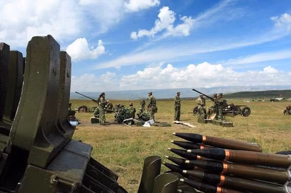 Pháo được đặt trên bệ xoay 360 độ kèm theo đó là khả năng hạ nòng tối đa -10 độ hoặc nâng lên góc tối đa 85 độ. Nguồn ảnh: Sina.