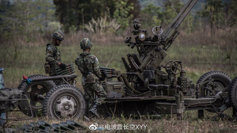 Đây là loại pháo phòng không được Trung Quốc sản xuất hàng loạt bắt đàu từ năm 1965 và là phiên bản cải biên lại dựa trên thiết kế của hệ thống pháo phòng không Type 55 37mm. Nguồn ảnh: Sina.