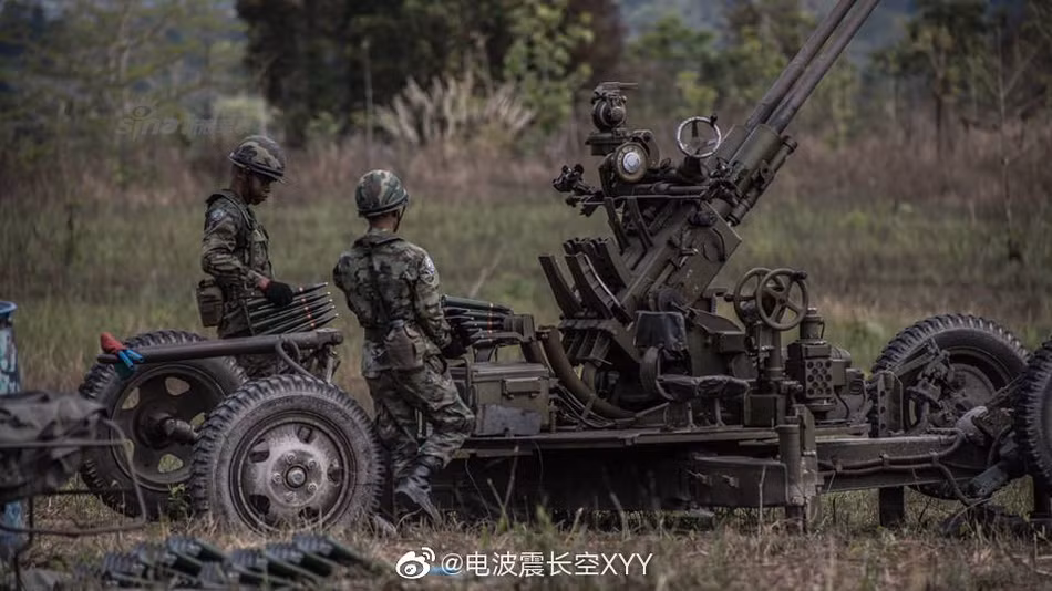 Đây là loại pháo phòng không được Trung Quốc sản xuất hàng loạt bắt đàu từ năm 1965 và là phiên bản cải biên lại dựa trên thiết kế của hệ thống pháo phòng không Type 55 37mm. Nguồn ảnh: Sina.