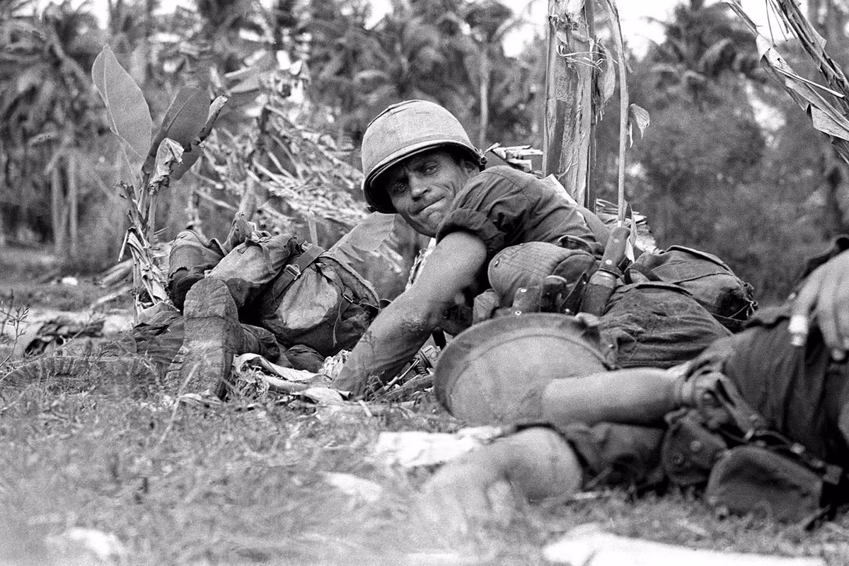 Lính Mỹ cố gắng đưa thương binh về tuyến sau dưới làn hỏa lực như mưa của quân giải phóng. Nguồn ảnh: Thearchive.