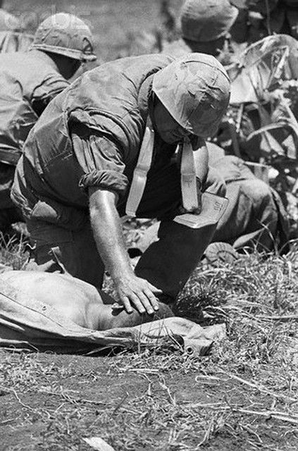 Một cha tuyên úy đang cầu nguyện cho một lính Mỹ vừa tử nạn trong Chiến tranh Việt Nam. Nguồn ảnh: Thearchive.
