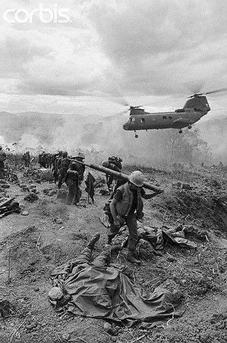 Binh lính Mỹ tử trận nằm la liệt chiến trường trong khi trực thăng vận tải đổ thêm quân xuống trận địa - đây là điều tối kỵ trong giao tranh vì việc binh lính vừa tới trận địa đã nhìn thấy xác đồng đội mình sẽ khiến họ bị sốc nặng. Nguồn ảnh: Thearchive.