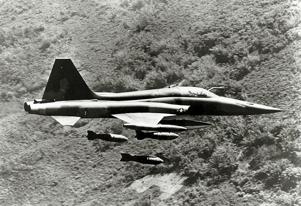 Thực tế là năng lực sản xuất nguyên tử của Mỹ thời điểm này hoàn toàn không đủ để sản xuất 1/10 số lượng bom nguyên tử yêu cầu ở Việt Nam, chưa kể tới việc 3000 quả bom này sẽ chỉ hiệu quả khi có chỉ điểm, dẫn đường và tình báo với thông tin chính xác tuyệt đối. Nguồn ảnh: TL.