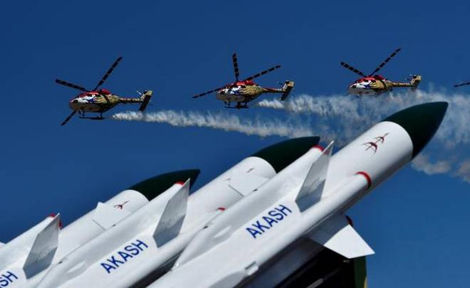 Akash được trang bị đầu đạn nặng 60 kg cùng với ngòi nổ cảm ứng - sẽ phát nổ ngay khi tới gần mục tiêu mà không cần phải chạm trực tiếp hay có tiếp xúc bên ngoài.