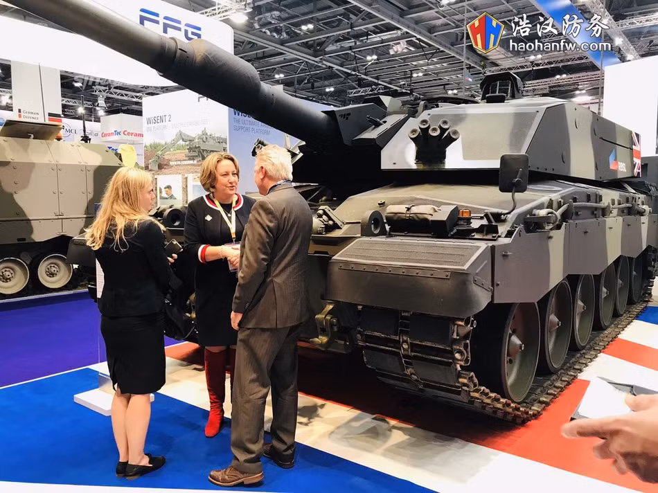 Phiên bản đặc biệt này dù vẫn sử dụng cỡ nòng 120mm như các phiên bản trước đó nhưng hệ thống pháo cùng với tháp pháo đã được thay đổi hoàn toàn, từ việc sử dụng pháo L30A1 chuyển sang dùng pháo Rh-120 L55A1. Nguồn ảnh: Haohanfw.