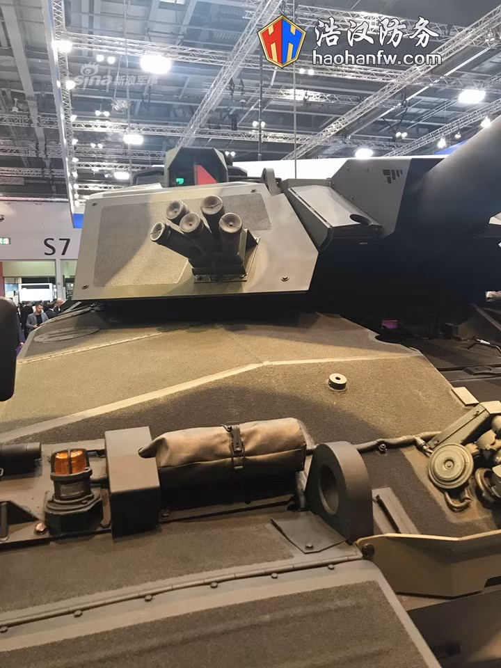 Tính tới năm 2019 này, Anh đang có 308 chiếc xe tăng Challenger 2 trong biên chế của mình, ngoài ra còn có quân đội Oman sở hữu 38 chiếc. Trong lịch sử, chỉ ghi nhận một trường hợp duy nhất chiếc Challenger 2 bị phá hủy do bị chính một chiếc Challenger 2 khác... bắn nhầm. Nguồn ảnh: Haohanfw.