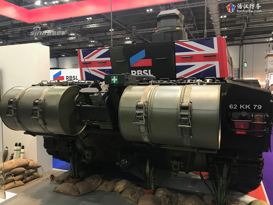 Sử dụng vật liệu đặc biệt để làm giáp, Challenger 2 từng được quảng cáo là bất khả xâm phạm và nó nổi tiếng từ thời Chiến tranh Iraq khi một chiếc Challenger 2 dính tới hơn 60 quả đạn chống tăng RPG-7 mà không hề hấn gì. Nguồn ảnh: Haohanfw.