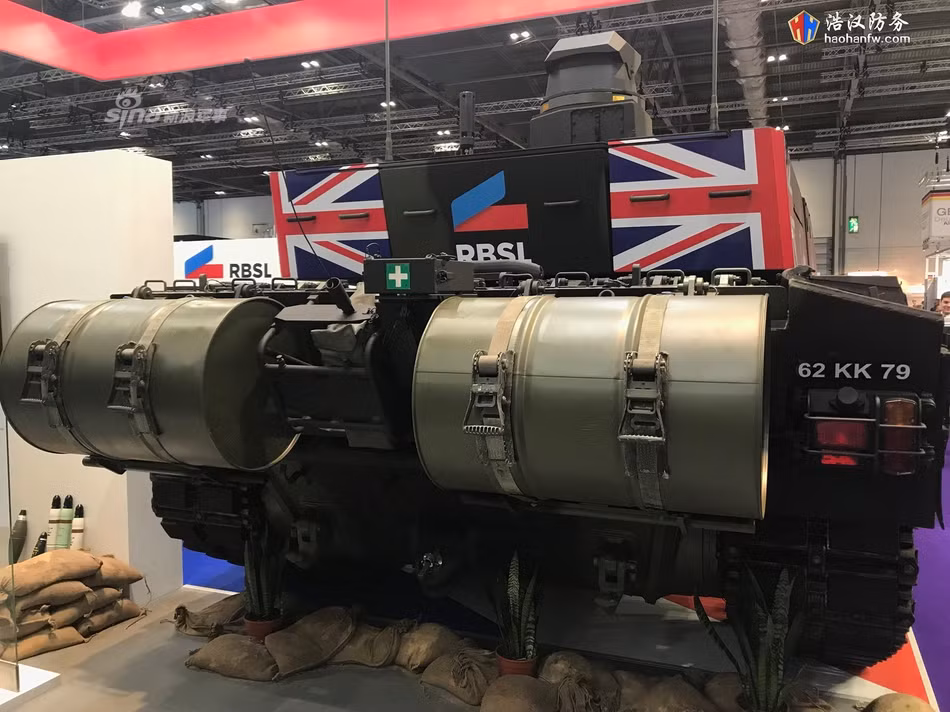 Sử dụng vật liệu đặc biệt để làm giáp, Challenger 2 từng được quảng cáo là bất khả xâm phạm và nó nổi tiếng từ thời Chiến tranh Iraq khi một chiếc Challenger 2 dính tới hơn 60 quả đạn chống tăng RPG-7 mà không hề hấn gì. Nguồn ảnh: Haohanfw.