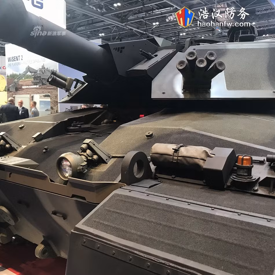 Tuy vậy, hệ thống tháp pháo với thiết kế kiểu mới vẫn bị đánh giá là "kém" khi nó gần như chắn hoàn toàn lối ra vào của lái xe - rất nguy hiểm trong trường hợp cần thoát khỏi xe khẩn cấp. Nguồn ảnh: Haohanfw.