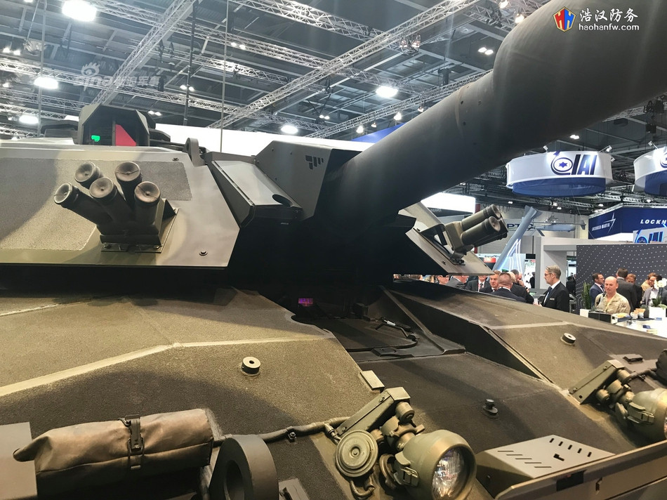 Phiên bản Challenger 2 vừa mới xuất hiện tại Triển lãm Thiết bị Quốc phòng và An toàn Quốc tế London còn có thay đổi trong thiết kế phần vỏ giáp mặt trước với một lớp nhám phủ lên phía trên với mục đích làm sai lệch các thiết bị điện tử của đối phương. Nguồn ảnh: Haohanfw.