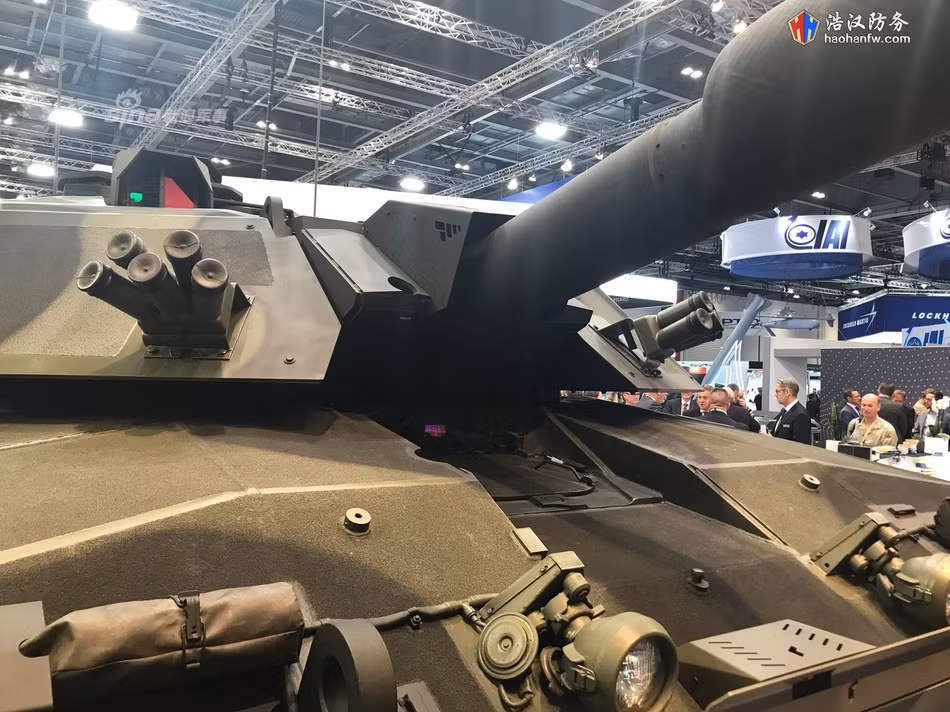 Phiên bản Challenger 2 vừa mới xuất hiện tại Triển lãm Thiết bị Quốc phòng và An toàn Quốc tế London còn có thay đổi trong thiết kế phần vỏ giáp mặt trước với một lớp nhám phủ lên phía trên với mục đích làm sai lệch các thiết bị điện tử của đối phương. Nguồn ảnh: Haohanfw.