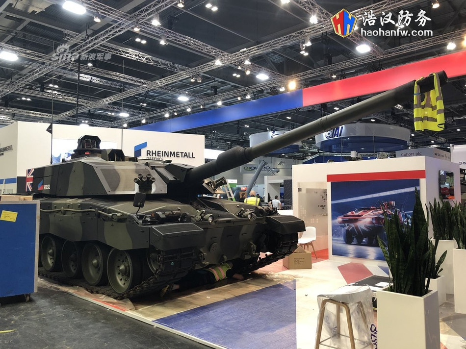 Với thiết kế nòng trơn hiện đại và tinh vi hơn rất nhiều, khẩu Rh-120 có thể đạt tầm bắn xa hơn, tối đa lên tới 4000 mét khi bắn đạn thông thường và kèm theo đó là khả năng triển khai tên lửa chống tăng với tầm bắn xa nhất tối đa 8000 mét (với loại tên lửa LAHAT). Nguồn ảnh: Haohanfw.