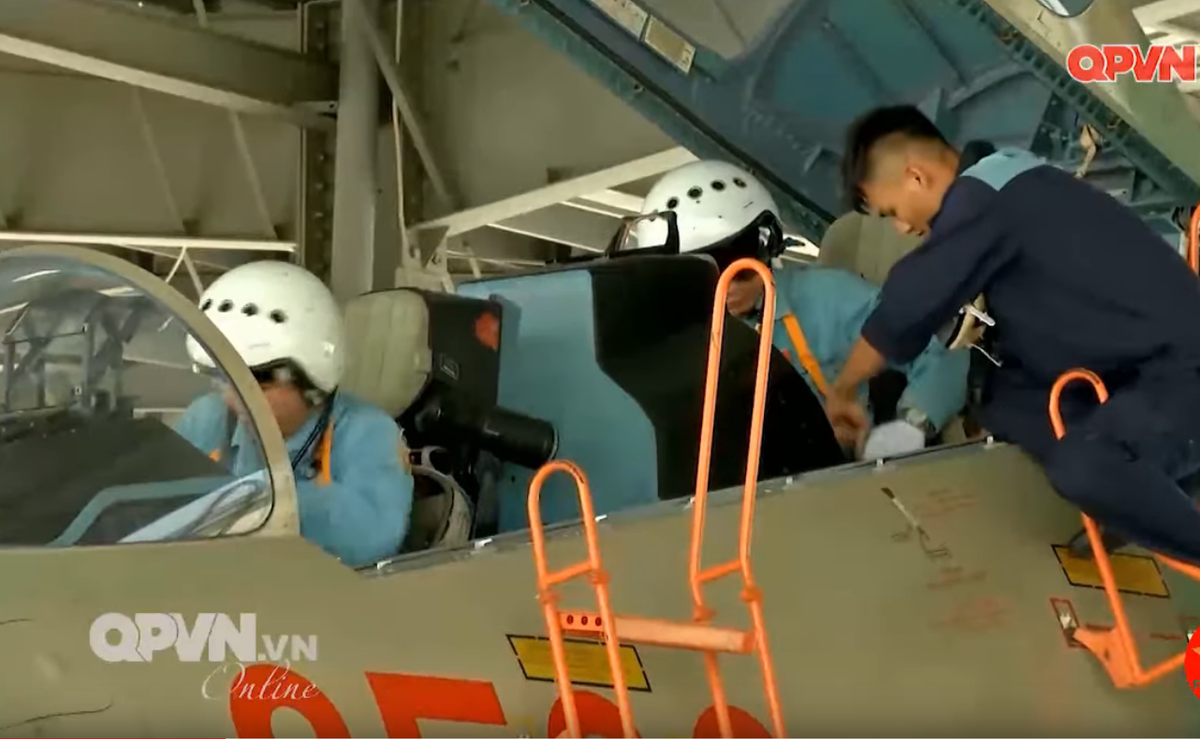 Sau đó, các phi công sẽ bàn giao lại máy bay cho lực lượng sửa chữa, thông báo về tình trạng máy bay khi hoạt động, những sự cố mà họ gặp phải trên không nếu có. Nguồn ảnh: QPVN.