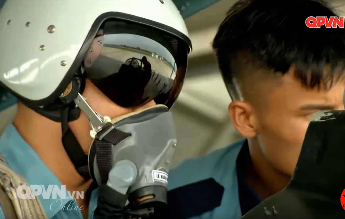 Những người thợ sửa chữa máy bay còn được coi là bạn thân nhất của các phi công, luôn trợ giúp phi công khi vào ghế lái, căn dặn chi tiết từng yếu lĩnh động tác và thông báo tình trạng máy bay cho phi công. Nguồn ảnh: QPVN.