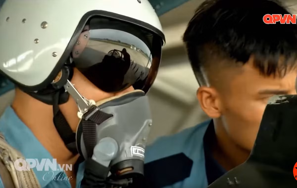 Những người thợ sửa chữa máy bay còn được coi là bạn thân nhất của các phi công, luôn trợ giúp phi công khi vào ghế lái, căn dặn chi tiết từng yếu lĩnh động tác và thông báo tình trạng máy bay cho phi công. Nguồn ảnh: QPVN.