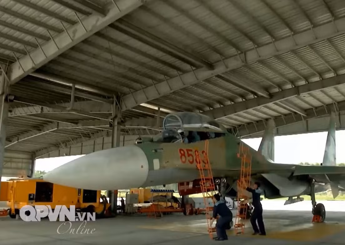 Sau khi máy bay quay trở về, chính những thợ sửa chữa máy bay này là những người đầu tiên bắc thang xuống và chào đón phi công quay trở về an toàn. Nguồn ảnh: QPVN.