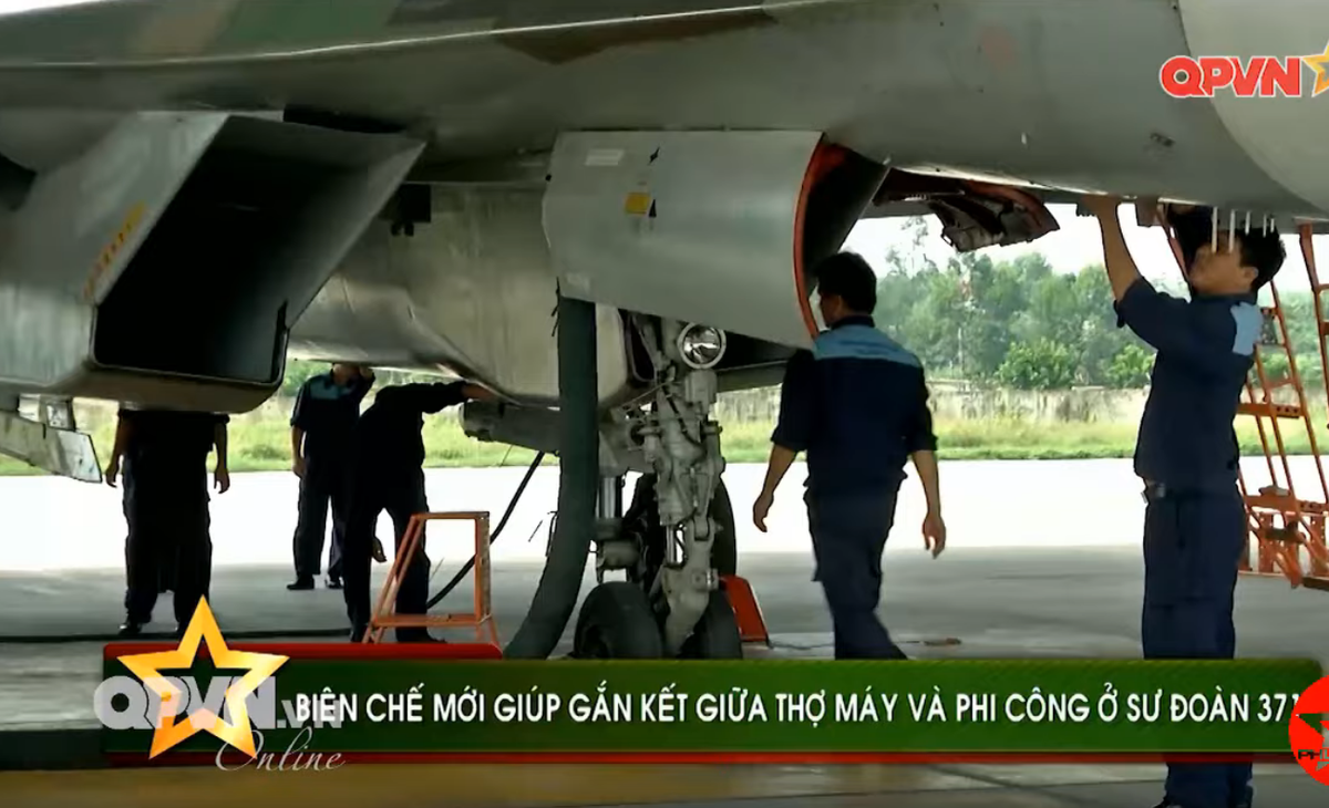 Công việc kiểm tra máy bay Su-30MK2 được giao cho lực lượng thợ sửa chữa máy bay, bao gồm luôn cả việc nạp nhiên liệu cho phi cơ. Nguồn ảnh: QPVN.