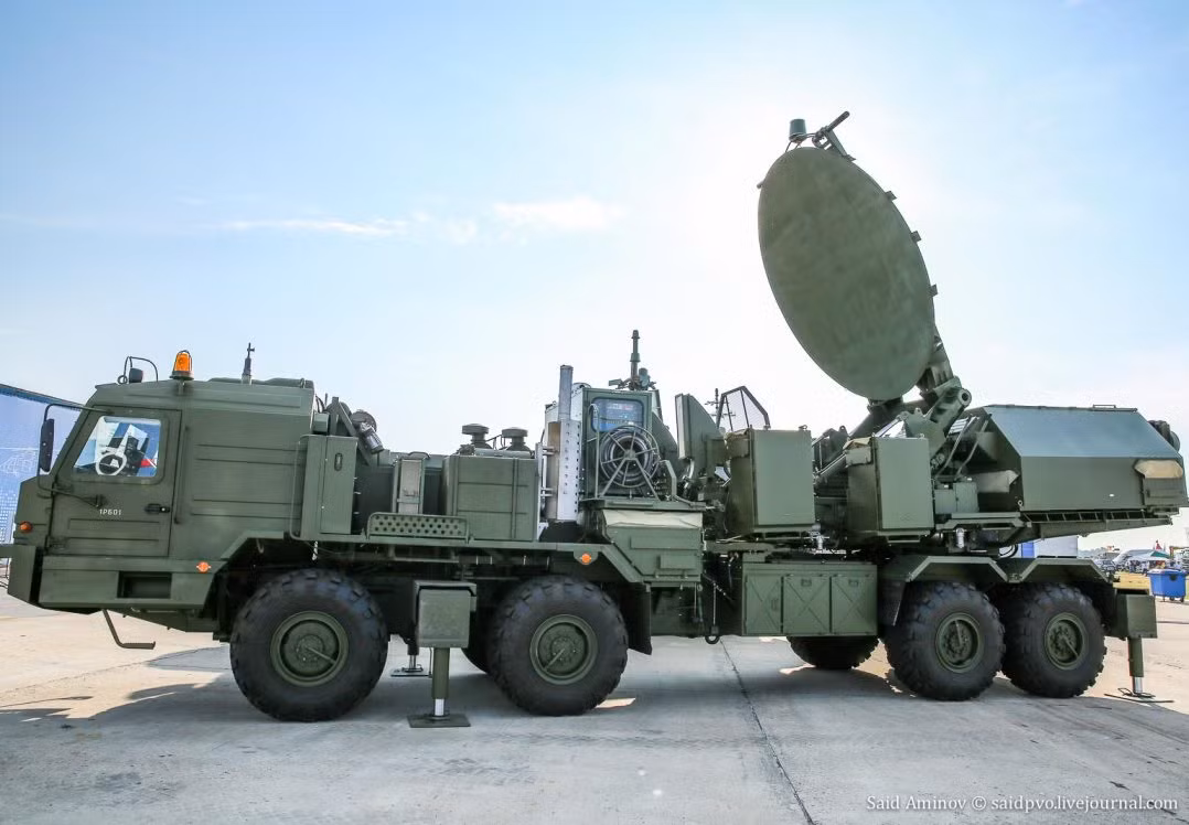 Trong tương lai, khi các loại máy bay chiến đấu không người lái, máy bay trinh sát điều khiển từ xa trở nên phổ biến hơn, các tổ hợp tác chiến điện tử sẽ là thứ vũ khí tối thượng, có khả năng vô hiệu hoá đối phương mà không cần tốn bất cứ một viên đạn nào. Nguồn ảnh: Rumil.