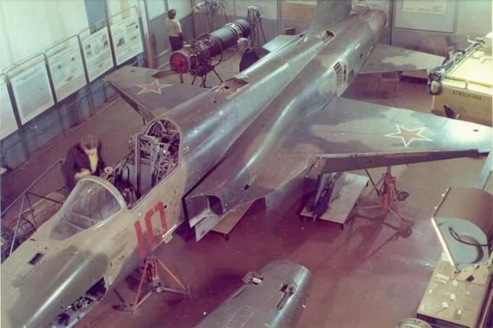 Sau khi bay thực nghiệm, thậm chí Liên Xô còn tiến hành tháo bỏ chiếc tiêm kích F-5 để nghiên cứu chi tiết cấu thành của từng bộ phận bên trong máy bay - một trong những điều trước đó chỉ một năm, có nằm mơ Liên Xô cũng không dám mơ. Nguồn ảnh: TL.