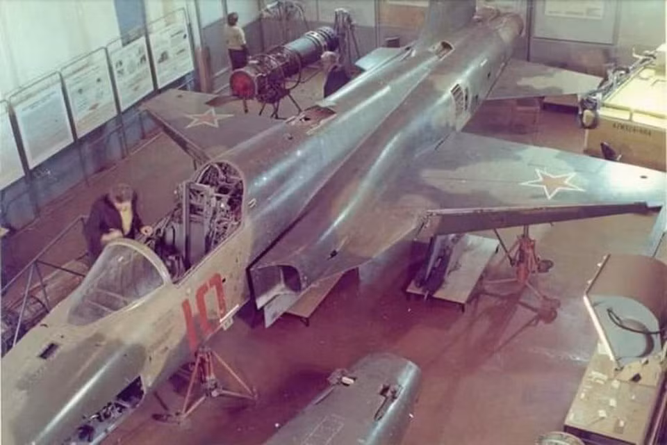 Sau khi bay thực nghiệm, thậm chí Liên Xô còn tiến hành tháo bỏ chiếc tiêm kích F-5 để nghiên cứu chi tiết cấu thành của từng bộ phận bên trong máy bay - một trong những điều trước đó chỉ một năm, có nằm mơ Liên Xô cũng không dám mơ. Nguồn ảnh: TL.