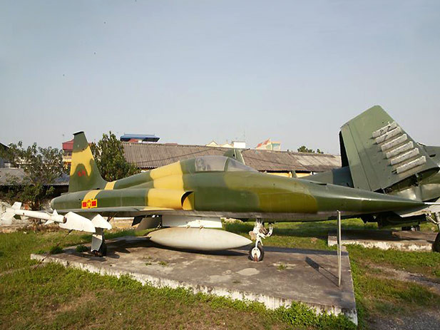 Trong quá khứ, Trung đoàn 935 của Không quân Nhân dân Việt Nam là đơn vị duy nhất trên thế giới từng sử dụng cả MiG-21 và F-5 trong biên chế - hai loại chiến đấu cơ ra đời để bắn hạ nhau đã được chúng ta sử dụng khôn khéo nhằm yểm trợ cho nhau trong các chiến dịch sau này. Nguồn ảnh: Airliners.