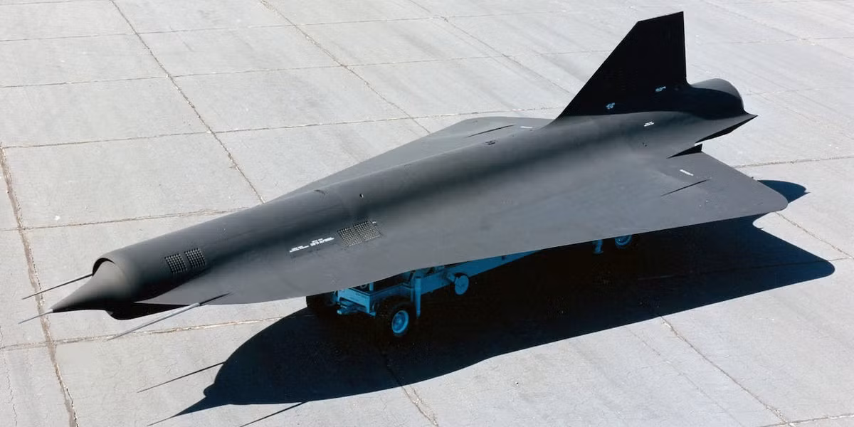 Loại máy bay không người lái được Mỹ thiết kế trong giai đoạn những năm 60 của thế kỷ trước có tên Lockheed D-21. Đây là loại máy bay không người lái siêu âm, có tốc độ cực cao để qua mặt mọi hệ thống phòng không thời bấy giờ. Nguồn ảnh: USAF.