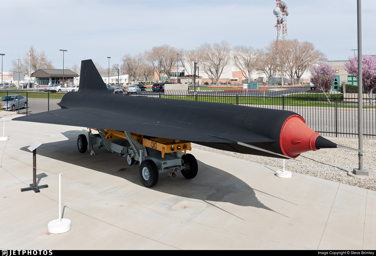 Phiên bản D-21 và D-21B bản phóng từ máy bay B-52 đều có sải cánh rộng 5,8 mét, dài 13,1 mét và có chiều cao 2,1 mét. Loại máy bay này có trọng lượng phóng tối đa 5000 kg. Nguồn ảnh: USAF.