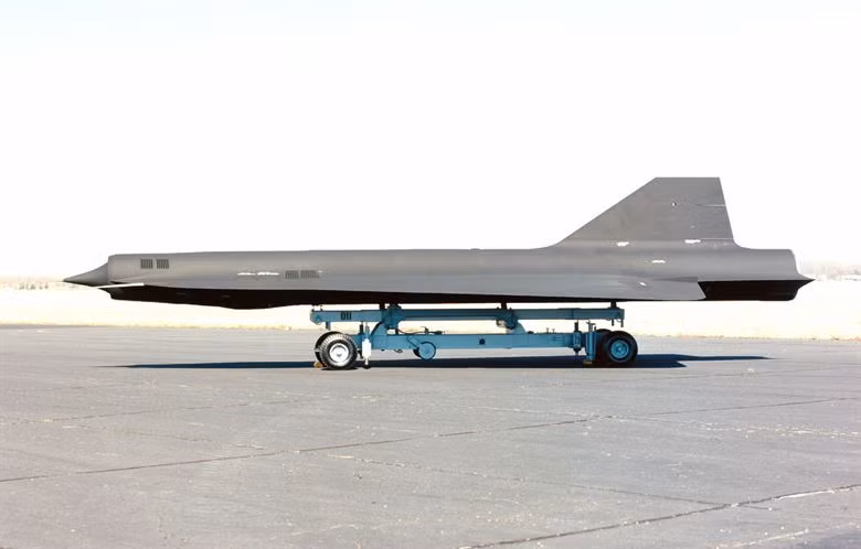 Sau đó, máy bay không người lái này được cải biên lại để phóng từ máy bay ném bom chiến lược B-52. Sau đó D-21 đã thực hiện một vài chuyến bay trước khi nó thất bại trong việc xâm nhập vào không phận Trung Quốc khiến cả chương trình bị huỷ bỏ. Nguồn ảnh: USAF.