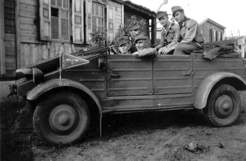 Những mẫu xe của Volkswagen trong Chiến tranh Thế giới thứ hai vẫn giữ lợi thế cực tốt về giá thành sản xuất rẻ, trở thành một trong những hãng xe Đức dễ tìm thấy trên chiến trường nhất trong cuộc chiến này. Nguồn ảnh: Thearchive.