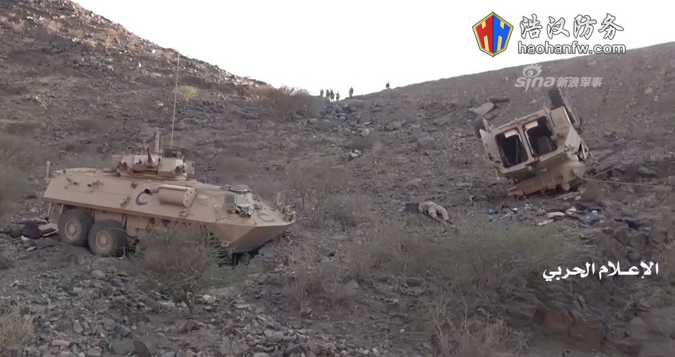 Một vài xe thiết giáp chở quân của liên quân Arabia thậm chí còn phi xuống vực để thoát khỏi làn hoả lực của Houthi nhưng sau đó đã bị lật úp. Nguồn ảnh: Sina.