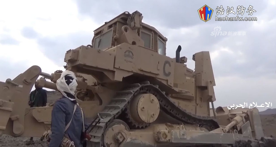 Một vài khí tài quân sự phiến quân Houthi thu được thậm chí còn mới cứng, trong tình trạng hoạt động tốt nhưng quân lính Saudi đã rời phương tiện, bỏ chạy thoát thân. Nguồn ảnh: Sina.