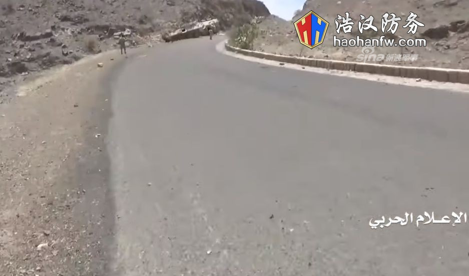 Những hình ảnh từ Video được Houthi công bố cho thấy, cuộc tấn công xảy ra ở khu vực đường đèo hiểm trở với liên quân Saudi Arabia di chuyển trên đường đèo, hai bên là hai vách núi cao - rất có thể là nơi Houthi đặt hoả lực phục kích. Nguồn ảnh: Sina.