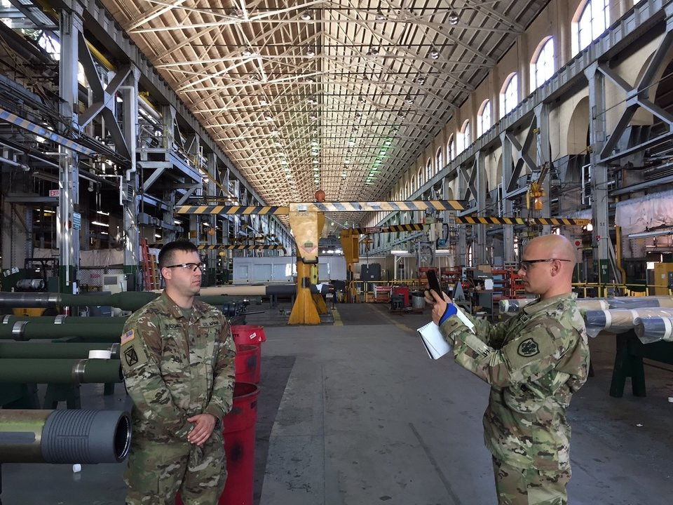 Bắt đầu từ thập niên 90, nhà máy này đã kiêm luôn việc sơn màu cho những nòng pháo mà nó xuất xưởng. Trước đó, công đoạn này được thực hiện ở một nhà máy khác. Nguồn ảnh: BI.