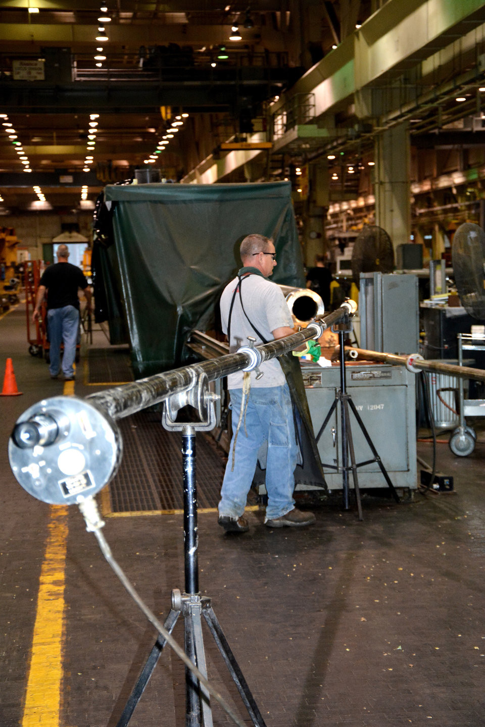 Mặc dù vậy, những thiết bị hỗ trợ cho các công việc này đã được hiện đại hoá, đảm bảo đo đạc chính xác từng đường tiện, giúp những nòng pháo này có tỷ lệ đạt tiêu chuẩn cao hơn khi xuất xưởng. Nguồn ảnh: BI.