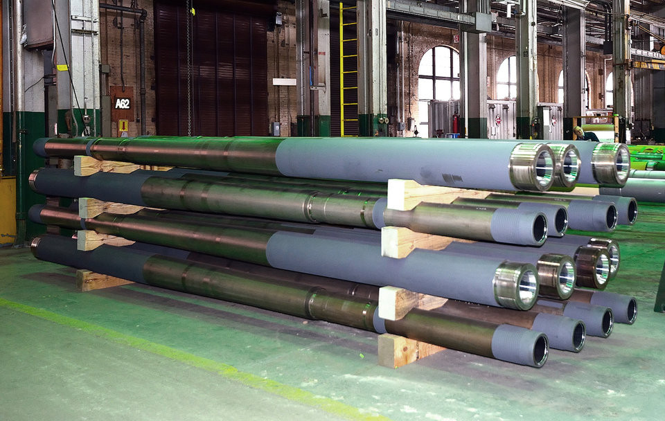 Nòng pháo thành phẩm sau đó sẽ được chuyển tới một nhà máy khác - nơi nó được lắp đặt vào cơ cấu bắn để cho ra đời một khẩu pháo thực thụ. Nguồn ảnh: BI.