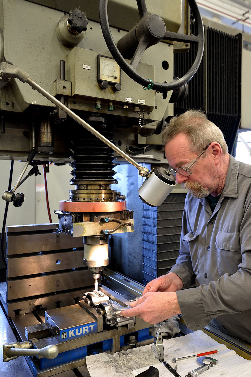 Nhiều chi tiết có kích thước nhỏ được chế tạo hoàn toàn bằng tay bởi những người thợ có kỹ năng tay nghề cao. Nguồn ảnh: BI.