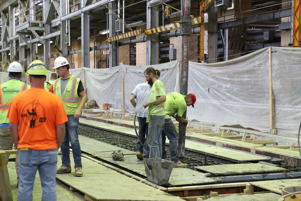 Thậm chí ngay bên trong nhà máy, các công đoạn xây dựng, sửa chữa vẫn luôn được thực hiện bên cạnh việc lắp đặt, chế tạo các nòng pháo đời mới. Nguồn ảnh: BI.