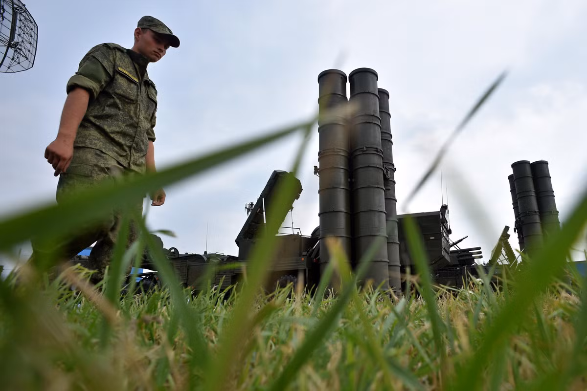 Bên cạnh Ấn Độ, Thổ Nhĩ Kỳ cũng là quốc gia từng mua tổ hợp tên lửa S-400 từ Nga và dù là đồng minh của Mỹ, Thổ Nhĩ Kỳ không phải quốc gia được quyền miễn trừ trừng phạt như Ấn Độ và Việt Nam nên quốc gia này sẽ phải sẵn sàng đón nhận các đòn trừng phạt kinh tế từ Mỹ trong tương lai. Nguồn ảnh: Military.