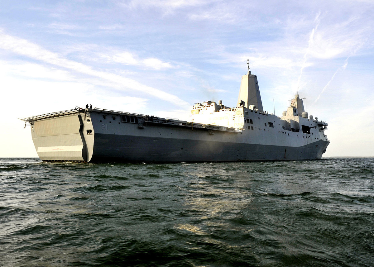 USS New York có thể mang theo được 2 tàu đổ bộ đệm khí cùng với 1 tàu há mồm hoặc 14 thiết giáp lưỡng cư AAV. Tàu có biên chế thuỷ thủ đoàn đầy đủ bao gồm 28 sĩ quan chỉ huy và 332 thuỷ thủ. Nguồn ảnh: USnavy.