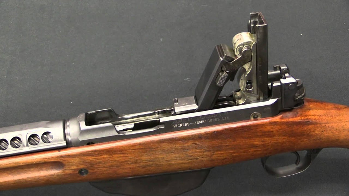 Đáng tiếc là với phần cơ khí cồng kềnh và phức tạp, súng trường tự động Pedersen đã không đáp ứng được những yêu cầu của Lục quân Mỹ và không thể trở thành khẩu súng trường tiêu chuẩn thay thế cho toàn bộ lực lượng bộ binh của binh chủng này. Nguồn ảnh: Rifle.