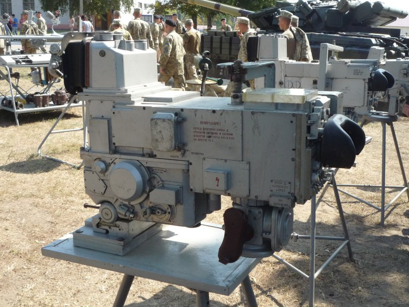 Những thiết bị hỗ trợ như hệ thống ngắm hoặc kính nhìn quang học được trang bị bên trong xe tăng cũng được đặt ở ngoài trời để khách thăm quan có thể tận mắt chứng kiến từng bộ phận của những cỗ máy 40 tấn này. Nguồn ảnh: Livejour.